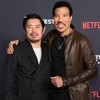 Bảo Nguyễn và Lionel Richie trong một sự kiện quảng bá phim. (Ảnh: Reuters)