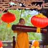 Đánh chuông khai Hội Xuân chùa Ba Vàng (Quảng Ninh). (Ảnh: TTXVN)