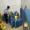 Lực lượng Quản lý Thị trường Hà Nội phát hiện một cơ sở san chiết khí N2O trái phép. (Ảnh: Đức Duy/Vietnam+)