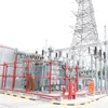 Nhân viên EVN kiểm tra vận hành lưới điện. (Ảnh: PV/Vietnam+)