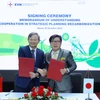 Tổng giám đốc EVN Trần Đình Nhân và Giám đốc điều hành cấp cao JERA Toshiro Kudama ký kết Biên bản ghi nhớ. (Ảnh: PV/Vietnam+)
