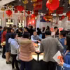 Khách hàng giao dịch vàng tại Công ty Phú Quý. (Ảnh: Đức Duy/Vietnam+)