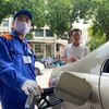 Nhân viên Petrolimex đang bán xăng cho khách hàng. (Ảnh: Đức Duy/Vietnam+)