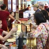 Khách hàng giao dịch vàng tại thị trường Hà Nội. (Ảnh: Đức Duy/Vietnam+)