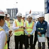 Tổng Giám đốc Lê Mạnh Hùng kiểm tra tiến độ dự án Nhà máy điện Nhơn Trạch 3 và 4. (Ảnh: PV/Vietnam+)