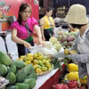 Tuần lễ nông sản Sơn La tạo sức hút với khách hàng Thủ đô. (Ảnh: Đức Duy/Vietnam+)