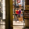 Người dân mua sắm tại cửa hàng ở New York, Mỹ, trong ngày "Black Friday" 25/11/2022. (Ảnh: THX/ TTXVN)