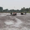 Nông dân xã Xà Phiên (Long Mỹ, Hậu Giang) làm đất chuẩn bị gieo sạ lúa Đông-Xuân 2023-2024. (Ảnh: Hồng Thái/TTXVN)