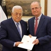 Tổng thống Palestine Mahmoud Abbas (trái) bổ nhiệm ông Mohammed Mustafa làm Thủ tướng Palestine vào ngày 14/3/2024. (Ảnh: AFP/TTXVN)