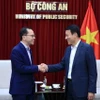 Thượng tướng Lương Tam Quang, Bộ trưởng Bộ Công an tiếp Bí thư Thường trực Bộ Nội vụ Singapore Aubeck Kam. (Ảnh: Phạm Kiên/TTXVN)