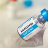 Nhân viên y tế chuẩn bị mũi tiêm vaccine phòng đậu mùa khỉ Jynneos do Hãng dược phẩm Đan Mạch Bavarian Nordic phát triển, tại Los Angeles, California (Mỹ). (Ảnh: Getty Images/TTXVN)