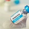 Nhân viên y tế chuẩn bị mũi tiêm vaccine phòng đậu mùa khỉ Jynneos do Hãng dược phẩm Đan Mạch Bavarian Nordic phát triển, tại Los Angeles, California (Mỹ). (Ảnh: Getty Images/TTXVN)