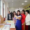 Tham quan trưng bày sách của Tổng Bí thư Nguyễn Phú Trọng. (Ảnh: Phương Hoa/TTXVN)