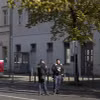 Cảnh sát gác phía trước giáo đường Do Thái tại thủ đô Berlin, Đức, sau vụ ném bom xăng, ngày 18/10/2023. (Ảnh: AFP/TTXVN)