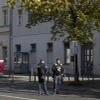 Cảnh sát gác phía trước giáo đường Do Thái tại thủ đô Berlin, Đức, sau vụ ném bom xăng, ngày 18/10/2023. (Ảnh: AFP/TTXVN)