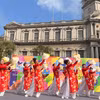 Đại diện Hiệp hội người Việt Nam ở nước ngoài tại Macau biểu diễn tiết mục "Hello Việt Nam" trong Lễ diễu hành. (Ảnh: Mạc Luyện/TTXVN)