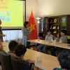 Các cô giáo làm quen với học sinh. (Ảnh: TTXVN phát)