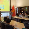 Các cô giáo làm quen với học sinh. (Ảnh: TTXVN phát)