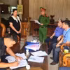 Cơ quan Cảnh sát điều tra Công an tỉnh Hà Giang thi hành lệnh khám xét nơi ở đối với bị can Lê Thùy Dung. (Ảnh: TTXVN phát)