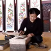 Trình diễn nghề làm tranh dân gian Đông Hồ. (Ảnh: Đinh Văn Nhiều/TTXVN)