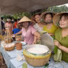 Tiểu thương chuẩn bị những món ăn đơn giản để tham gia phiên chợ và lan tỏa niềm vui, san sẻ khó khăn cho nhiều người. (Ảnh: Minh Phú/TTXVN)