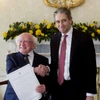 Tổng thống Ireland Michael D. Higgins (trái) và Thủ tướng Simon Harris tại Dublin, ngày 9/4/2024. (Ảnh: AFP/TTXVN)
