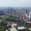 Nhiều khu nhà cao tầng được xây dựng mới dọc theo trục Đại lộ Thăng Long thuộc địa bàn huyện Hoài Đức. (Ảnh: Huy Hùng/TTXVN)