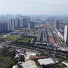 Nhiều khu nhà cao tầng được xây dựng mới dọc theo trục Đại lộ Thăng Long thuộc địa bàn huyện Hoài Đức. (Ảnh: Huy Hùng/TTXVN)