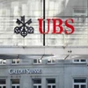 Biểu tượng Ngân hàng UBS và Credit Suisse tại Zurich, Thụy Sĩ. (Ảnh: AFP/TTXVN)