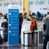 Hành khách làm thủ tục tại sân bay ở Arlington, Virginia, Mỹ. (Ảnh: AFP/TTXVN)