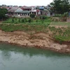 Sạt lở bờ sông tại khu 13, xã Dân Quyền, huyện Tam Nông, tỉnh Phú Thọ. (Ảnh: Tạ Toàn/TTXVN)