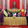 Tổng Bí thư, Chủ tịch nước Tô Lâm và Tổng thống Mozambique Filipe Jacinto Nyusi chứng kiến Lễ ký Bản ghi nhớ về hợp tác trong lĩnh vực năng lượng và khoáng sản giữa Bộ Công Thương Việt Nam với Bộ Khoáng sản và Năng lượng Cộng hòa Mozambique. Ảnh: Lâm Khánh - TTXVN