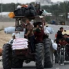 Người dân sơ tán khỏi thành phố Rafah, Dải Gaza ngày 13/2/2024. (Ảnh: THX/TTXVN)