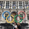 Biểu tượng Olympic tại Paris, Pháp. (Ảnh: AFP/TTXVN)