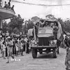 Đại đoàn 308 tiến vào Quảng trường Đông Kinh Nghĩa Thục ngày 10/10/1954. Phần mái nhà nhô ra là tòa nhà "Hàm Cá Mập" ngày nay (Ảnh tư liệu TTXVN)