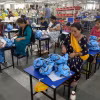 Công nhân làm việc tại một nhà máy ở Jalandhar, bang Punjab, Ấn Độ. (Ảnh: AFP/TTXVN)