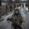 Quân nhân Ukraine tuần tra quanh căn cứ quân sự ở vùng Donetsk ngày 4/2/2023. (Ảnh: AFP/TTXVN)