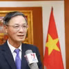 Đại biện lâm thời Đại sứ quán Việt Nam tại Lào Phan Minh Chiến trả lời phóng viên TTXVN tại Lào về ý nghĩa cuộc thi Tìm kiếm sứ giả tiếng Việt ở nước ngoài. (Ảnh: Xuân Tú/TTXVN)