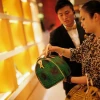 Khách hàng mua sắm trong một cửa hàng của Louis Vuitton ở Thượng Hải, Trung Quốc. (Nguồn: Reuters)