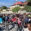 Người dân tham gia biểu tình yêu cầu Thủ tướng Ariel Henry kết thúc nhiệm kỳ, tại Port-au-Prince, Haiti, ngày 6/2/2024. (Ảnh: AFP/TTXVN)