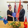 Đại sứ Việt Nam tại New Zealand Nguyễn Văn Trung và Cao ủy Quần đảo Cook tại New Zealand Elizabeth Wright-Koteka ký Thông cáo chung. (Ảnh: TTXVN phát) 