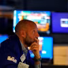 Giao dịch viên tại Sàn chứng khoán New York, Mỹ. (Ảnh: AFP/TTXVN)