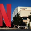 Biểu tượng của Công ty dịch vụ truyền hình trực tuyến Netflix tại studios ở Albuquerque, New Mexico, Mỹ. (Ảnh: AFP/TTXVN)