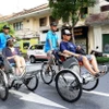 Du khách Nhật Bản khám phá trung tâm Thành phố Hồ Chí Minh bằng xích lô. (Ảnh: Hồng Đạt/TTXVN)