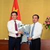 Bí thư Tỉnh ủy Hải Dương Trần Đức Thắng (bên phải) tặng hoa chúc mừng Chủ tịch Ủy ban Nhân dân tỉnh Hải Dương Triệu Thế Hùng nhận nhiệm vụ mới. (Ảnh: Mạnh Minh/TTXVN)