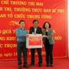 Bà Trương Thị Mai trao quà cho đại diện Khu công nghiệp Phú Hội-Lâm Đồng. (Ảnh: Quốc Hùng/TTXVN)