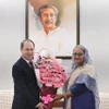 Đại sứ Việt Nam tại Bangladesh Nguyễn Mạnh Cường tặng hoa chúc mừng Thủ tướng Sheikh Hasina. (Ảnh: TTXVN phát)