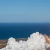 Tên lửa đẩy Falcon 9 của Công ty vũ trụ SpaceX mang theo vệ tinh trinh sát quân sự đầu tiên của Hàn Quốc rời bệ phóng tại Căn cứ Lực lượng vũ trụ Vanderberg ở bang California (Mỹ), ngày 1/12/2023. (Ảnh: YONHAP/TTXVN)