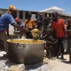 Trẻ em nhận bữa ăn từ thiện tại Howlwadag, phía Nam thủ đô Mogadishu, Somalia. (Ảnh: AFP/TTXVN)