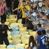 Cảnh sát Brazil và người hâm mộ Argentina trên khán đài. (Ảnh: AFP)